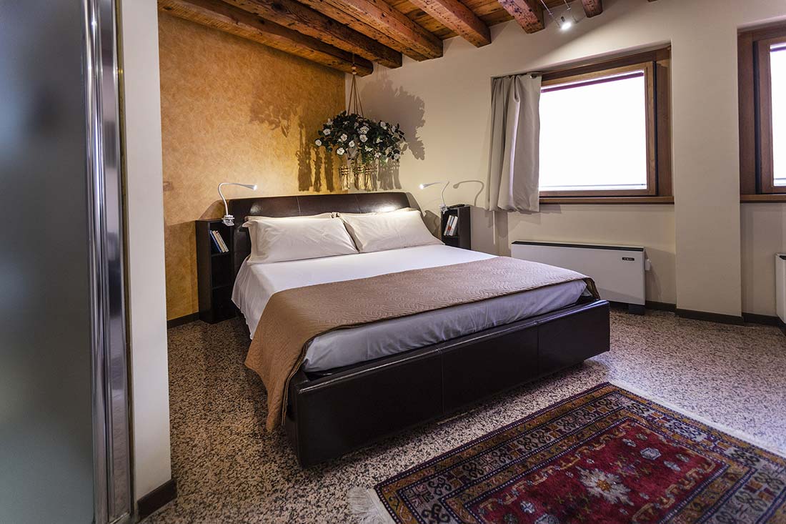 La camera Classic San Michele, presenta uno stile elegante e moderno. Particolare del letto.